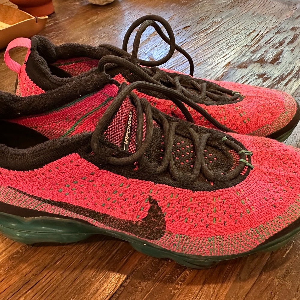 Nike Kids Sneakers Size 7Y in Pink and Black